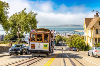 SAN FRANCISCO, ABD - 29 Mart 2020: The Cable car tramvay ve Alcatraz hapishane adası San Francisco, Kaliforniya, ABD