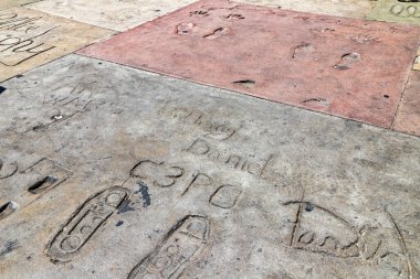 LOS ANGELES, HOLYWOOD, ABD - 29 Mart 2020: Hollywood, Los Angeles, Kaliforniya, ABD 'deki Çin Tiyatrosu yakınlarındaki ünlülerin ayak izleri