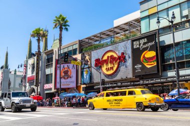 LOS ANGELES, HOLYWOOD, ABD - 29 Mart 2020: Hollywood Bulvarı üzerindeki Hard Rock Cafe, Los Angeles, Kaliforniya, ABD