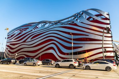 LOS ANGELES, ABD - 29 Mart 2020: Petersen Otomotiv Müzesi Los Angeles, Kaliforniya, ABD