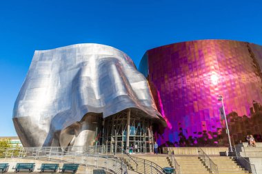 SEATTLE, ABD - 29 Mart 2020: Güneşli bir günde Pop Kültür Müzesi, Seattle, Washington, ABD