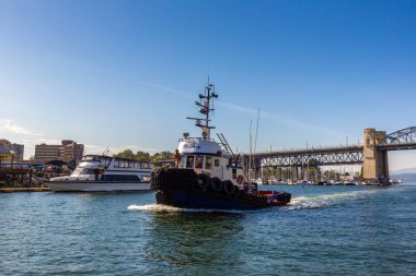 VANCOUVER, Kanada - 2 Nisan 2020: Vancouver, Kanada 'da güneşli bir günde Burrard Caddesi Köprüsü