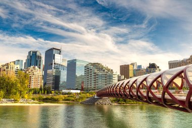 CALGARY, CANADA - 2 Nisan 2020: Güneşli bir günde Kanada 'nın Calgary şehrinde Bow Nehri üzerindeki Barış Köprüsü