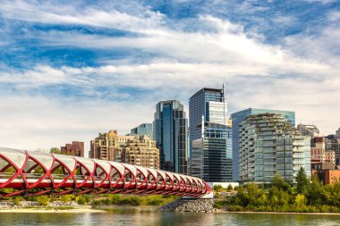 CALGARY, CANADA - 2 Nisan 2020: Güneşli bir günde Kanada 'nın Calgary şehrinde Bow Nehri üzerindeki Barış Köprüsü