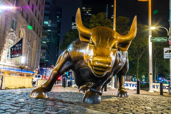 2020年3月15日アメリカ ニューヨーク市 夜にニューヨークで牛の彫刻を充電 — ストック写真