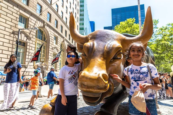 美国纽约 2020年3月15日 美国纽约市收费公牛雕塑 — 图库照片