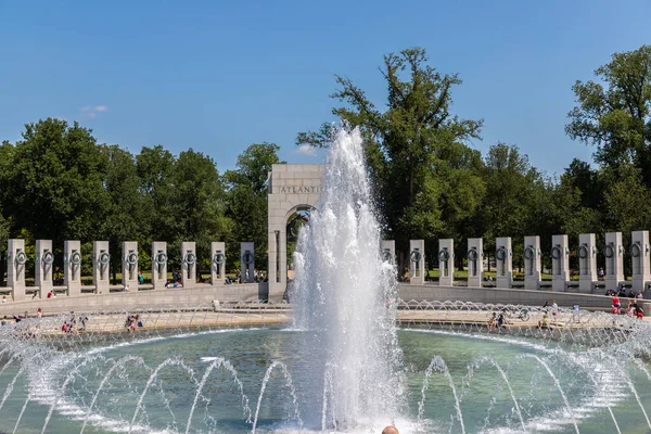 WASHINGTON DC, ABD - 29 Mart 2020: Güneşli bir günde Washington DC 'de II. Dünya Savaşı Anıtı