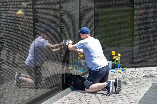 Washington Usa March 2020 People Rubbing Name Engraved Vietnam Veterans — Stock Photo, Image