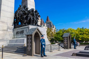 OTTAWA, Kanada - 2 Nisan 2020: Ottawa 'da güneşli bir günde Muhafızlar ve Ulusal Savaş Anıtı