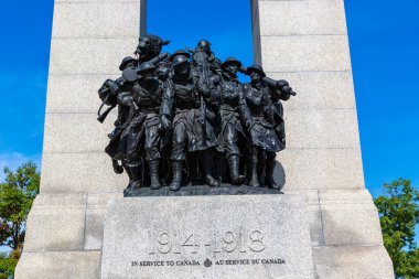 OTTAWA, Kanada - 2 Nisan 2020: Ottawa 'da güneşli bir günde Ulusal Savaş Anıtı, Kanada