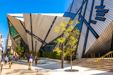 TORONTO, CANADA - 2 Nisan 2020: Toronto 'daki Royal Ontario Müzesi güneşli bir günde, Ontario, Kanada