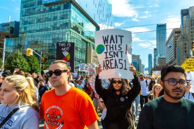 TORONTO, CANADA - 27 Eylül 2019: İklim için Küresel Grev ve Toronto, Ontario, Kanada 'da İklim Adaleti Yürüyüşü