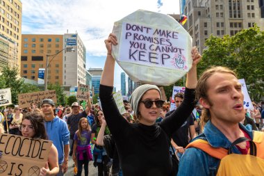 TORONTO, CANADA - 27 Eylül 2019: İklim için Küresel Grev ve Toronto, Ontario, Kanada 'da İklim Adaleti Yürüyüşü