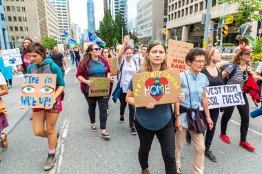TORONTO, CANADA - 27 Eylül 2019: İklim için Küresel Grev ve Toronto, Ontario, Kanada 'da İklim Adaleti Yürüyüşü