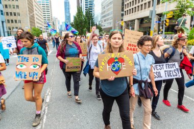 TORONTO, CANADA - 27 Eylül 2019: İklim için Küresel Grev ve Toronto, Ontario, Kanada 'da İklim Adaleti Yürüyüşü