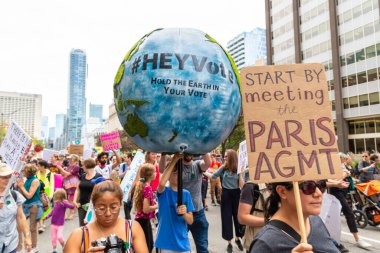 TORONTO, CANADA - 27 Eylül 2019: İklim için Küresel Grev ve Toronto, Ontario, Kanada 'da İklim Adaleti Yürüyüşü