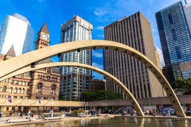 TORONTO, CANADA - 2 Nisan 2020: Toronto Eski Belediye Binası güneşli bir günde, Ontario, Kanada