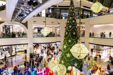 DUBAI, BAE - 25 Aralık 2019: Dubai, Birleşik Arap Emirlikleri 'ndeki Emirlikler Merkezi' nde Noel ağacı