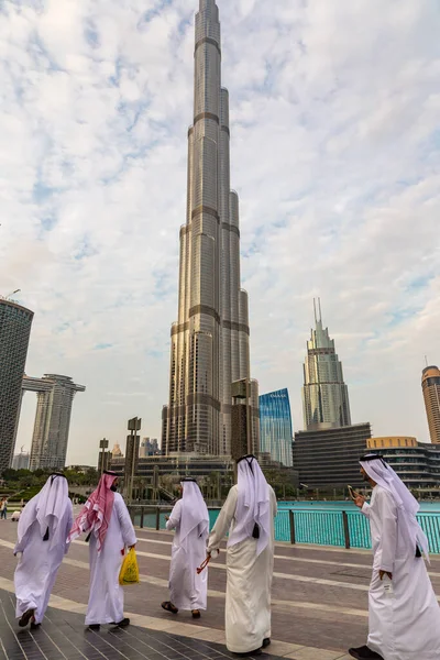 Dubai Eae Április 2020 Arab Férfiak Viselnek Hagyományos Fehér Ruhát — Stock Fotó