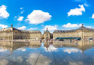 Bordeaux, Fransa - 27 Haziran 2016: Place de la Bourse, Bordeaux, güzel bir yaz gününde, 27 Haziran 2016