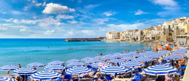Cefalu, İtalya - 28 Temmuz 2017: Sandy beach Sicilya Cefalu, İtalya güzel yaz günü '