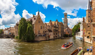 Bruges'deki kanalda bir güzel yaz günü, Belçika Panoraması