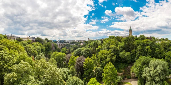 一个美丽的夏日 卢森堡卢森堡国家储蓄银行的全景 — 图库照片