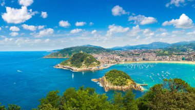 San Sebastian (Donostia) panoramik havadan görünümü içinde bir güzel yaz gün, İspanya