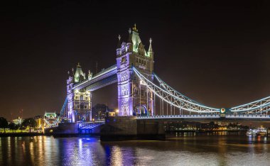 Tower Bridge bir güzel yaz gecesi, İngiltere, İngiltere Londra'da bulunan