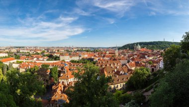 Panoramik hava görünümünde Prag bir güzel yaz günü, Çek Cumhuriyeti