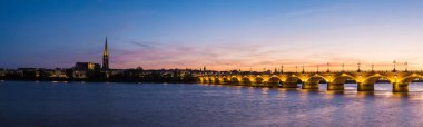 Pont de pierre, Bordeaux güzel yaz gecesi, Fransa eski taşlı Bridge'de Panoraması