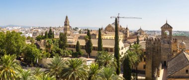 Cordoba Ulu Cami (Endülüs Katedrali) panoramik manzarasına güzel yaz gün, İspanya