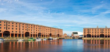 Albert Dock Liverpool görünümünde bir güzel yaz günü, İngiltere, Amerika Birleşik Devletleri