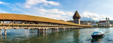 Lucerne içinde ünlü Şapel Bridge'de bir güzel yaz günü, İsviçre Panoraması