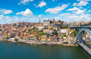 Panoramik hava görünümünde Porto Dom Luis köprünün bir güzel yaz günü, Portekiz