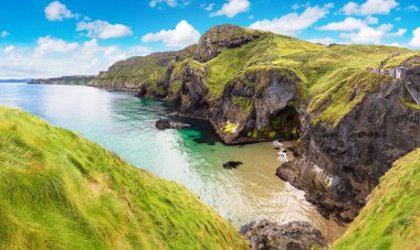 Carrick-a-Rede, Causeway Sahili Rotası bir güzel yaz günü, Kuzey İrlanda, İngiltere