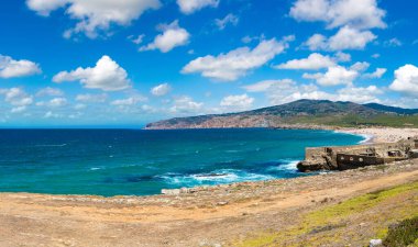 Kayalıklarla ve kayalar bir güzel yaz günü, Portekiz Sintra'Atlantik Okyanusu kıyısında