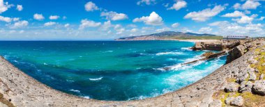 Kayalıklarla ve kayalar bir güzel yaz günü, Portekiz Sintra'Atlantik Okyanusu kıyısında