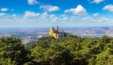 Pena Ulusal Sarayı Sintra'panoramik manzarasına güzel yaz gün, Portekiz