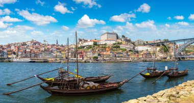 Şarap fıçıları ve Porto Douro Nehri ile geleneksel tekneler bir güzel yaz günü, Portekiz