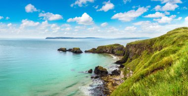 Carrick-a-Rede, Causeway Sahili Rotası bir güzel yaz günü, Kuzey İrlanda, İngiltere
