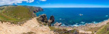 Kayalıklarla ve kayalar bir güzel yaz günü, Portekiz Sintra'Atlantik Okyanusu kıyısında