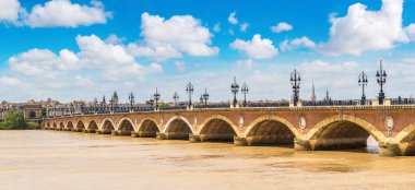 Pont de pierre, Bordeaux güzel yaz günü, Fransa eski taşlı Bridge'de Panoraması