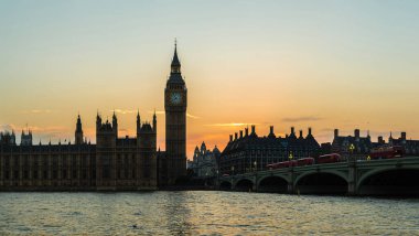 Londra'da Big Ben, Parlamento ve Westminster bridge uygulamasında bir güzel yaz gecesi, İngiltere, Amerika Birleşik Devletleri
