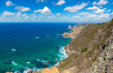 Cabo da Roca. Kayalıklarla ve kayalar bir güzel yaz günü, Portekiz Sintra'Atlantik Okyanusu kıyısında