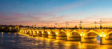 Pont de pierre, Bordeaux güzel yaz gecesi, Fransa eski taşlı Bridge'de Panoraması