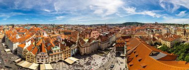 Panoramik hava görünümünde Prag bir güzel yaz günü, Çek Cumhuriyeti