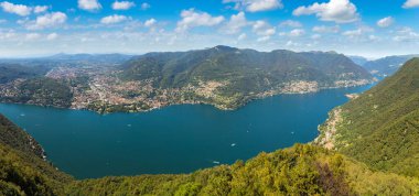 Güzel yaz günü içinde İtalya Como Gölü'nün panoramik havadan görünümü