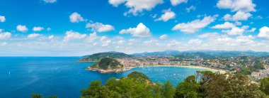 San Sebastian (Donostia) panoramik havadan görünümü içinde bir güzel yaz gün, İspanya