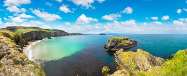 Carrick-a-Rede, Causeway Sahili Rotası bir güzel yaz günü, Kuzey İrlanda, İngiltere